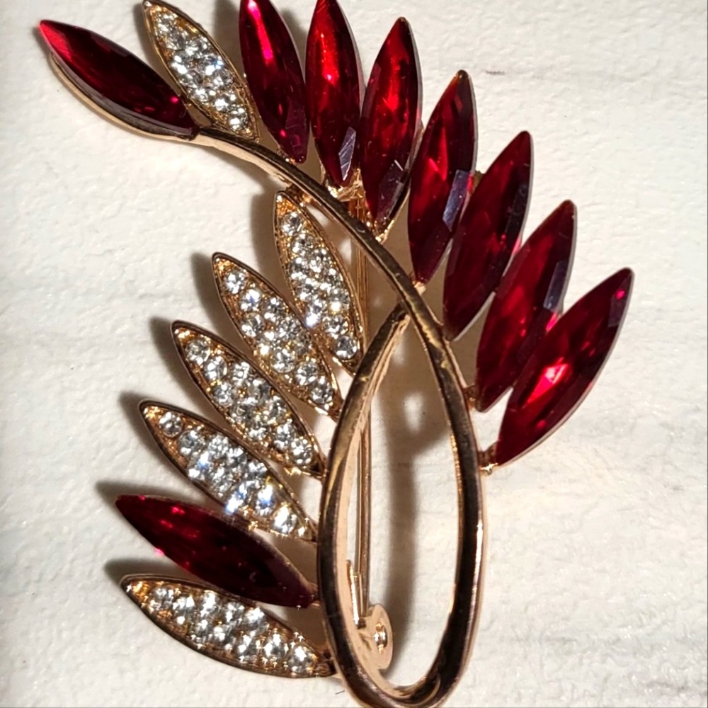 Vintage Elegant Ruby Red Rhinestone Gold Tone Brooch - Picture 2 of 4